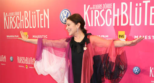Hannelore Elsner auf dem Weg zur Premierenparty Foto: Ulf Engelmayer